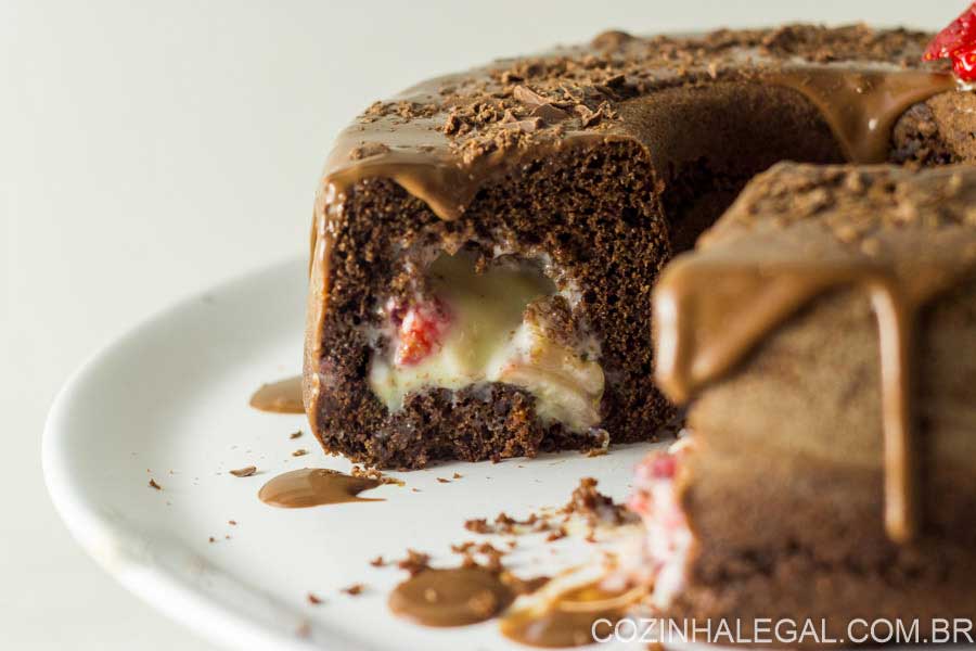 Descubra o segredo do bolo de chocolate surpresa com brigadeiro branco e morango com nossa receita exclusiva e fácil de fazer de bolo caseiro!