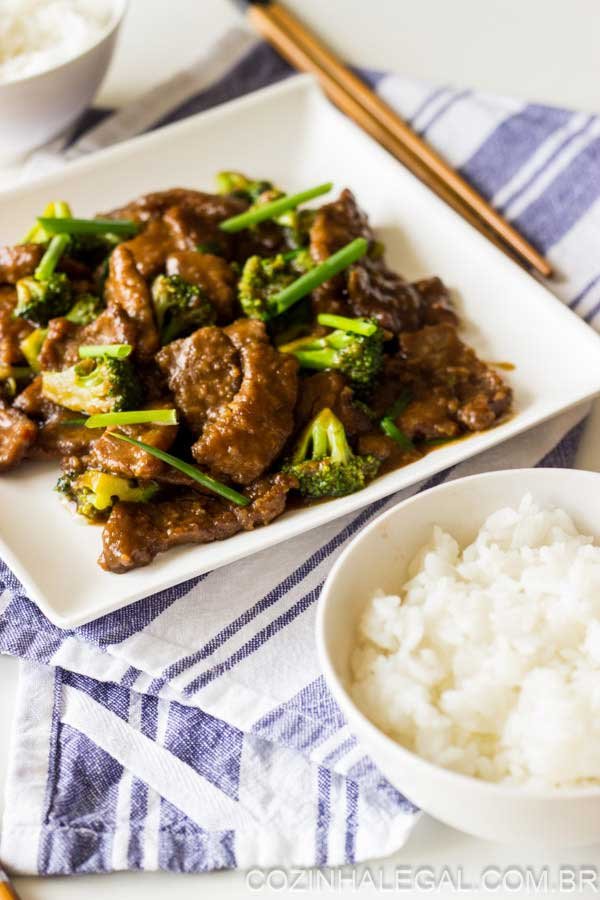 Esqueça o fast food - esta receita de carne com brócolis entrega todo o sabor sem os níveis insanos do sódio e gordura. É um prato vibrante, com inspiração asiática e que fica pronto em menos de 15 minutos.
