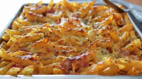 Esse macarrão de forno cremoso é ideal para aquele almoço de domingo. Ela é fácil e rápida de fazer. Serve também como opção de jantar rápido.