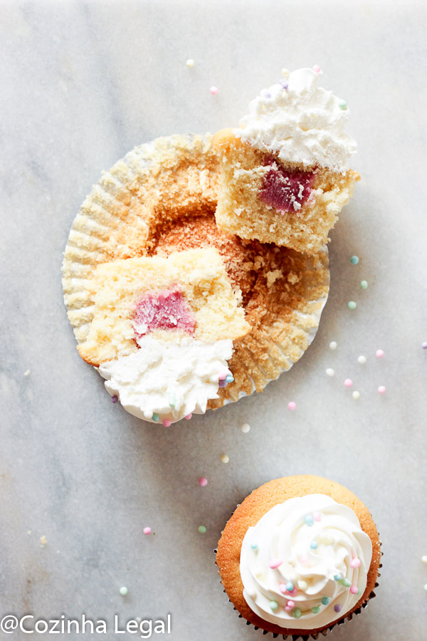 O cupcake de baunilha com recheio de morango é um dos mais saborosos tipos de cupcake e é bem simples de ser feito.