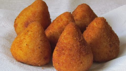 Descubra como fazer as famosas coxinhas douradas de Bueno de Andrada, receita com passo a passo e dicas para prepará-las perfeitamente. Delicie-se com essa delícia brasileira em sua própria cozinha!