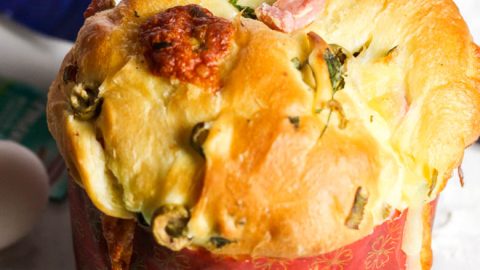 O Panetone salgado de presunto e queijo é uma panetone tradicional de Natal. Nesta receita, o diferencial é a adição de frios e temperos.