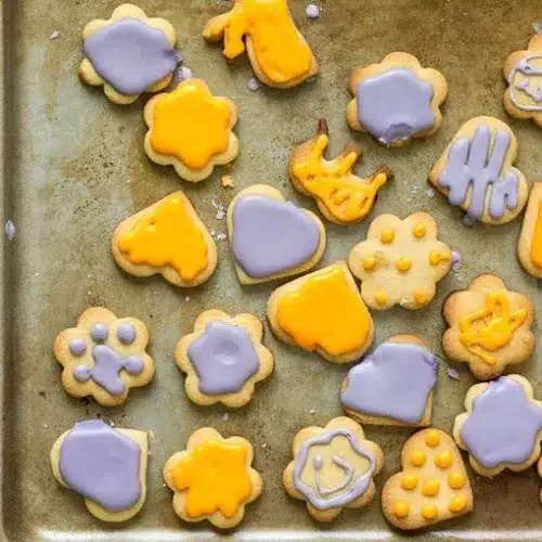 Aqui estão 20 receitas de biscoitos caseiros simples de fazer. Tem biscoito de polvilho, amanteigado, sequilho e cookies para você fazer hoje mesmo. 