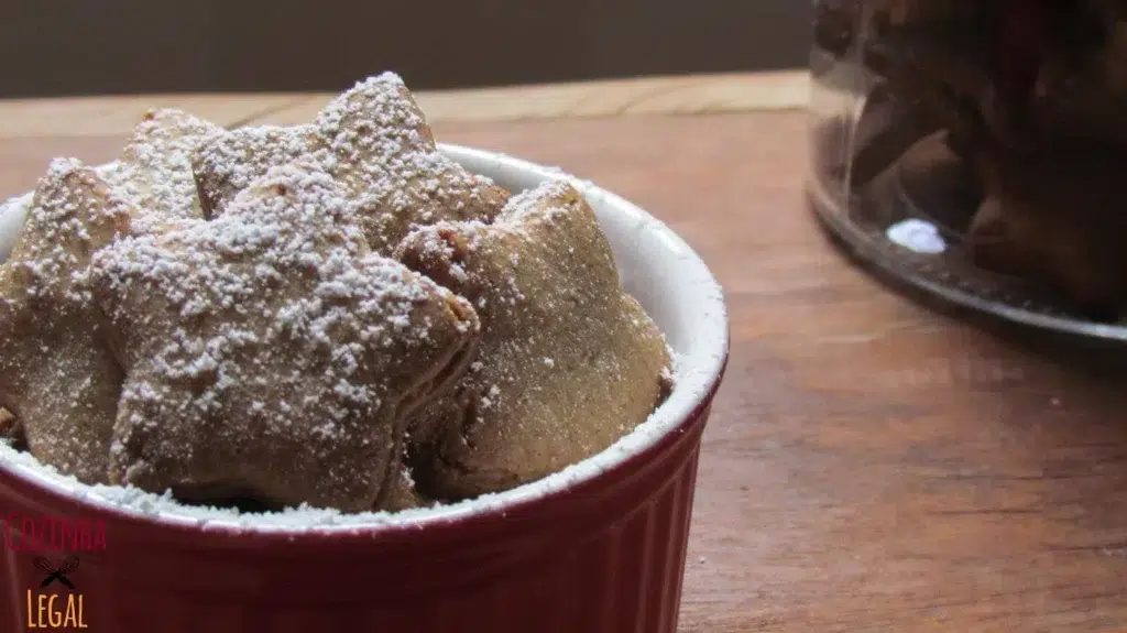 Aqui estão 20 receitas de biscoitos caseiros simples de fazer. Tem biscoito de polvilho, amanteigado, sequilho e cookies para você fazer hoje mesmo. 