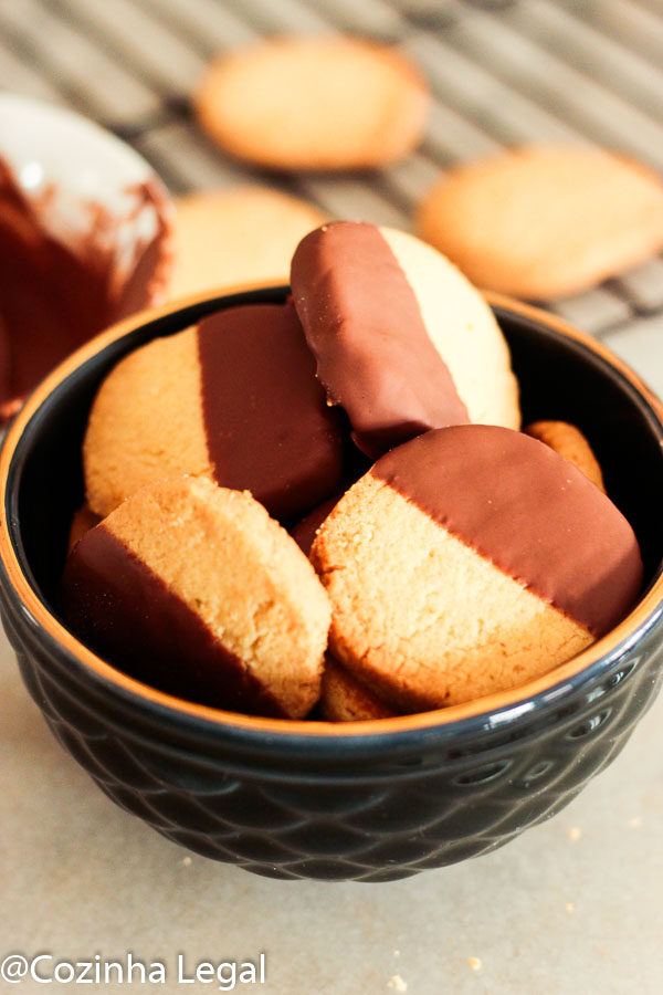 Aqui estão 20 receitas de biscoitos caseiros simples de fazer. Tem biscoito de polvilho, amanteigado, sequilho e cookies para você fazer hoje mesmo. 