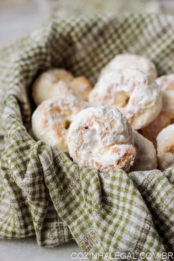 Aqui estão 20 receitas de biscoitos caseiros simples de fazer. Tem biscoito de polvilho, amanteigado, sequilho e cookies para você fazer hoje mesmo. 