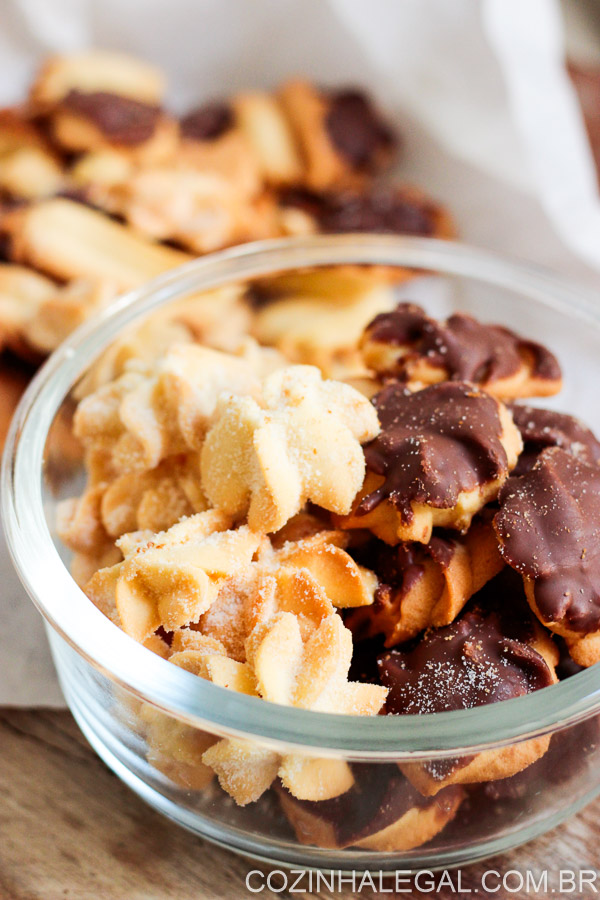 Aqui estão 20 receitas de biscoitos caseiros simples de fazer. Tem biscoito de polvilho, amanteigado, sequilho e cookies para você fazer hoje mesmo. 