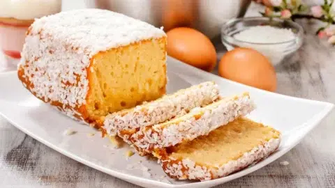 Aqui esta uma receita fácil de bolo de coco vegano. Feito em leite, sem farinha de trigo branca é perfeita também para celíacos.