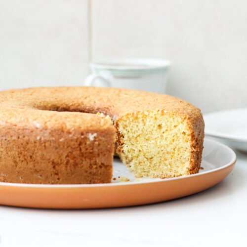Aprenda a fazer um bolo de laranja simples de liquidificador, fofinho, perfumado e fácil. Receita clássica e com poucos ingredientes.