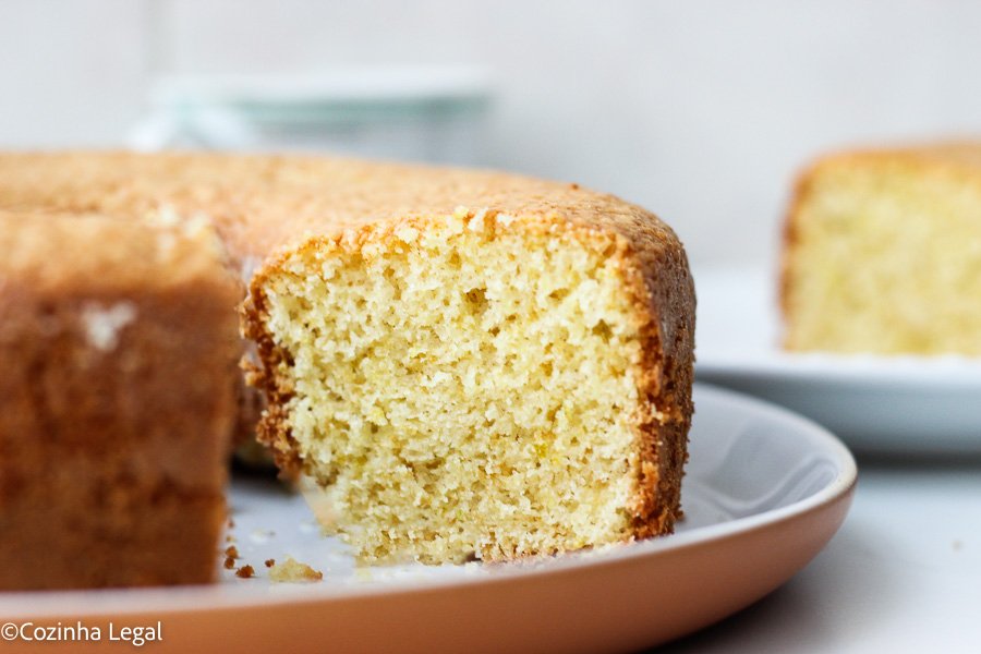 Aprenda a fazer um bolo de laranja simples de liquidificador, fofinho, perfumado e fácil. Receita clássica e com poucos ingredientes.