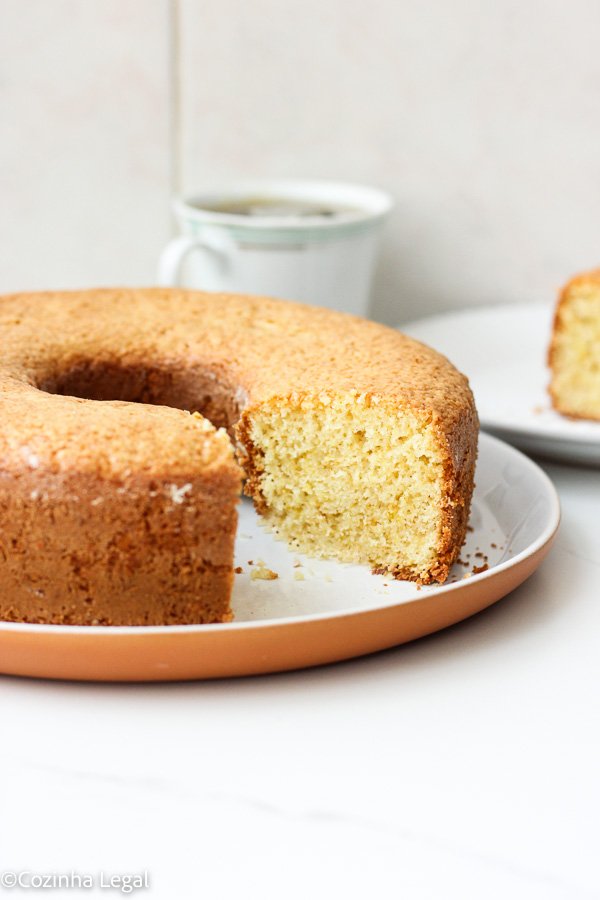Aprenda a fazer um bolo de laranja simples de liquidificador, fofinho, perfumado e fácil. Receita clássica e com poucos ingredientes.