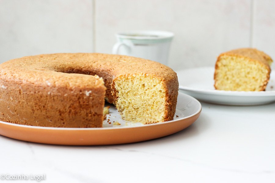 Aprenda a fazer um bolo de laranja simples de liquidificador, fofinho, perfumado e fácil. Receita clássica e com poucos ingredientes.