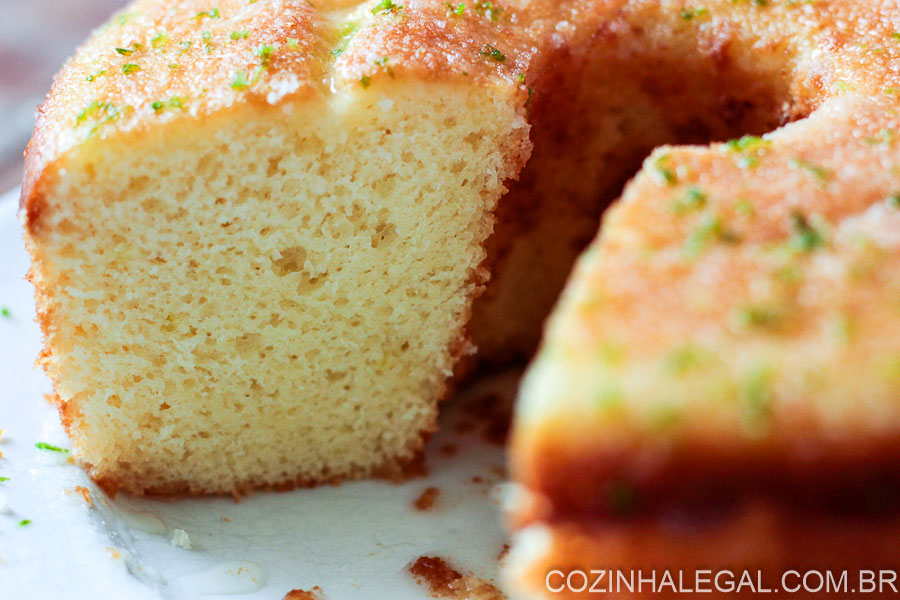 Esse bolo de limão simples é a receita mais fácil e saborosa que encontrei até agora. O bolo fica pronto bem rápido e rende 14 fatias.