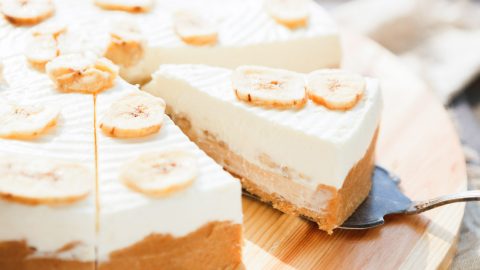 Esta Cheesecake de Banana tem uma camada de banana fresca coberta com creme bávaro de banana! É suave, cremoso e fácil de fazer.