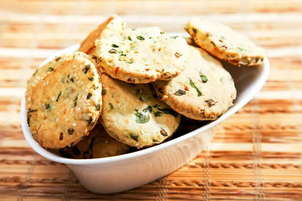 Os biscoitos amanteigados são aqueles que derretem na boca, e eles têm um sabor ainda mais intenso quando agregamos a receita algo marcante, como é o caso do creme de cebola. Hummm, só de pensar já dá vontade de comer vários, não é mesmo?
