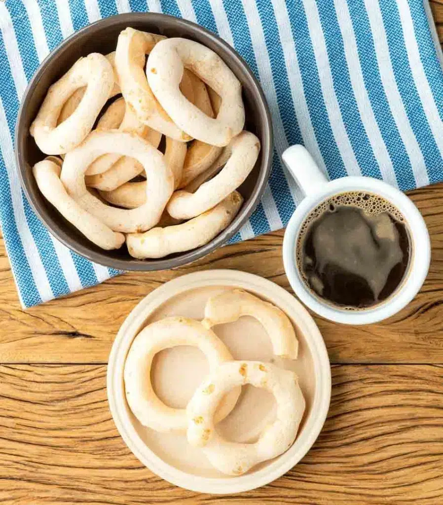 Aqui estão 20 receitas de biscoitos caseiros simples de fazer. Tem biscoito de polvilho, amanteigado, sequilho e cookies para você fazer hoje mesmo. 