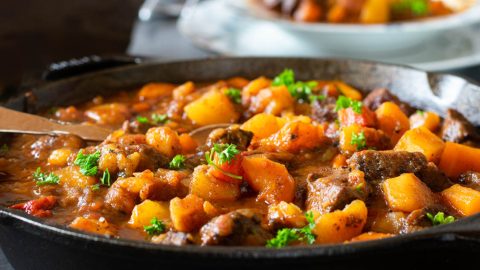 Veja aqui como fazer carne de panela na panela de pressão com batata e cenoura que fica pronta em 30 minutos ou menos.