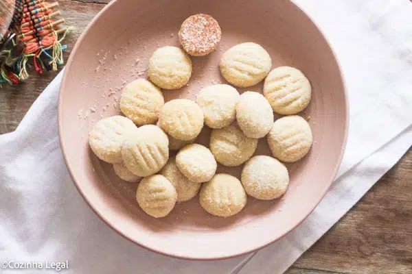 Aqui estão 20 receitas de biscoitos caseiros simples de fazer. Tem biscoito de polvilho, amanteigado, sequilho e cookies para você fazer hoje mesmo. 