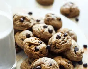Receita fácil de cookie vegano simples. Feito com gotas de chocolate, manteiga vegana e um par de ingredientes fáceis que você tem em casa.