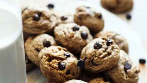 Receita fácil de cookie vegano simples. Feito com gotas de chocolate, manteiga vegana e um par de ingredientes fáceis que você tem em casa.