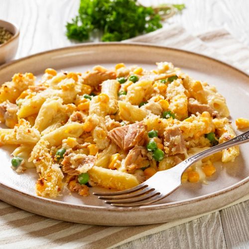 Receita fácil de macarrão de forno com frango e milho verde. A combinação perfeita desses dois ingredientes em um prato rápido e simples.