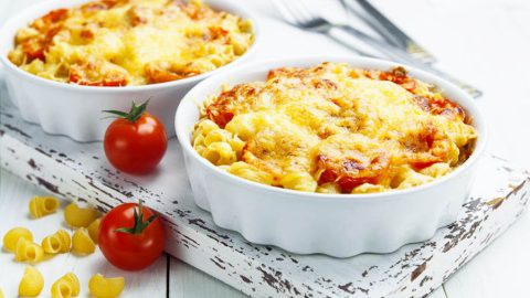 Hoje vamos ao básico: como fazer uma macarrão de forno rápido com frango e requeijão. Essa receita é para aqueles que amam comida cremoso e quentinha. Perfeita para os dias mais frios. 