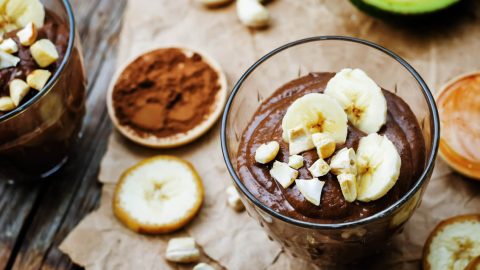 Receita de Mousse de Chocolate Vegano com apenas 3 ingredientes é feita com abacate e chocolate, e fica pronta em menos de 5 minutos.