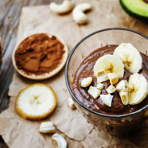 Receita de Mousse de Chocolate Vegano com apenas 3 ingredientes é feita com abacate e chocolate, e fica pronta em menos de 5 minutos.
