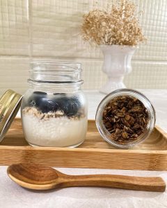 Aprenda a fazer overnight oats de aveia perfeito! Esta é uma das opções de café da manhã mais fáceis e sem cozinhar que o deixará com café da manhã saudável e você desfrutar durante a semana. Bônus - é personalizável!