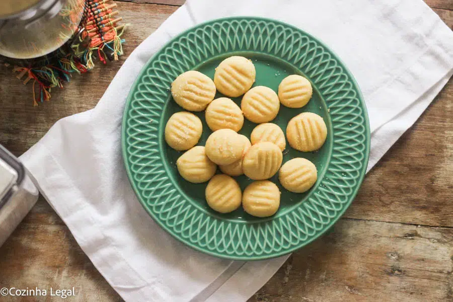 Aqui estão 20 receitas de biscoitos caseiros simples de fazer. Tem biscoito de polvilho, amanteigado, sequilho e cookies para você fazer hoje mesmo. 