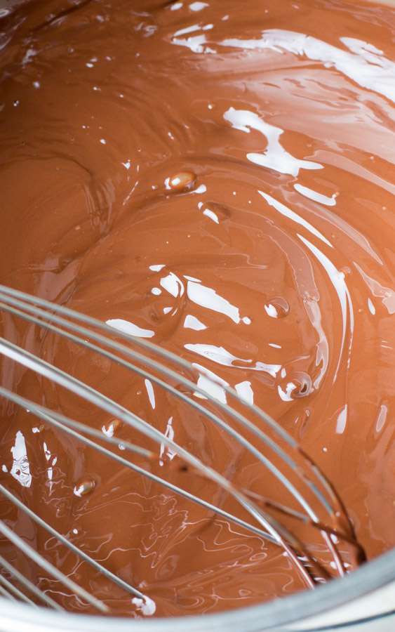 Veja como fazer temperagem de chocolate ao leite no mármore e no bowl. Descubra como temperar seu chocolate e nunca mais erre nas receitas.