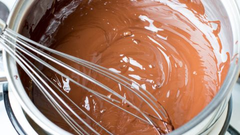 Veja como fazer temperar chocolate meio amargo no mármore e no bowl. Descubra como temperar seu chocolate e nunca mais erre nas receitas.