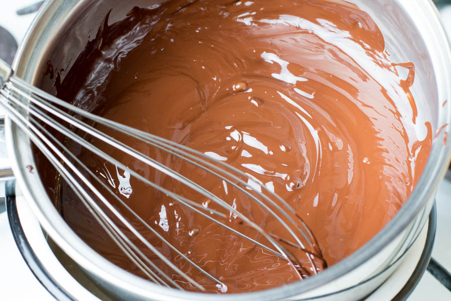Veja como fazer temperar chocolate meio amargo no mármore e no bowl. Descubra como temperar seu chocolate e nunca mais erre nas receitas.