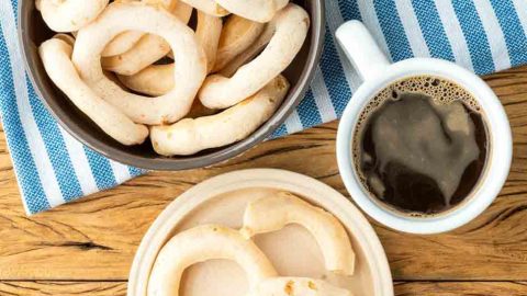 Essa receita de biscoito de polvilho caseiro é super prática. Como é bom ter opções saudáveis e rápidas para o lanche do dia a dia, não é mesmo? Com essa receita fácil de biscoito de polvilho caseiro, você pode escolher como modelar seus biscoitinhos e ainda qual a melhor quantidade a se fazer.