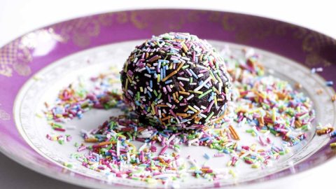 Se você gosta de ir pra balada no carnaval, um brigadeiro colorido é uma ótima pedida para repor as energia.