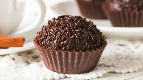 Se você está procurando uma receita bem fit, porém com gostinho de doce daqueles que todo mundo adora, essa receita super fácil de brigadeiro de banana sem açúcar irá te surpreender. Brigadeiro é sempre bem vindo, mas quando fazemos alguma dieta com restrições alimentares, de açúcares ou seja lá o que for, nem sempre encontramos opções fáceis, mas essa receita leva apenas três ingredientes, e o sabor é imensamente bom. então, se bater aquele desejo repentino de um docinho, sem açúcar, corre fazer esse, ele é de preparo quase que imediato. É fazer e comer...e o melhor disso tudo, sem peso na consciência, pois é tudo saudável e você mantem o lado fitness.