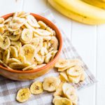 Receita de chips de banana verde: petisco fitness saudável