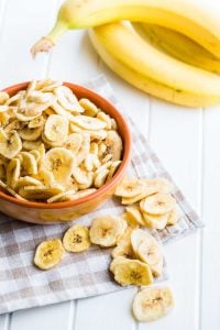 Receita de chips de banana verde: petisco fitness saudável