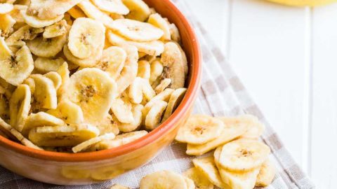 Que tal fazer uma receitinha a jato com apenas um ingrediente? Isso mesmo, um unico ingrediente para dar aquele sabor especial para o seu dia. O chips de banana é uma delicia e vai te acompanhar em diversos momentos. Quem é que não gosta de um petisquinho ao longo do dia, não é mesmo? Tem horas que bate aquela vontade de comer algo e nem sempre sabemos o que é. Essa opção de chips de banana é ótima para esses momentos. Uma receita super prática, mas que muitas vezes nem pensamos nela. Muitas vezes só lembramos do chips de banana quando o vemos para vender, e pensamos que ele é uma delicia, mas parar para fazer é tão simples, que vale a pena ver essa receita super simples. Ah, e se quiser mais docinho, basta escolher uma banana mais madura, e é só!