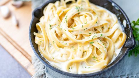 Esse macarrão ao molho branco é super simples de fazer e super sofisticado ao mesmo tempo. Uma receita simples, com poucos ingredientes e um sabor sem igual. 