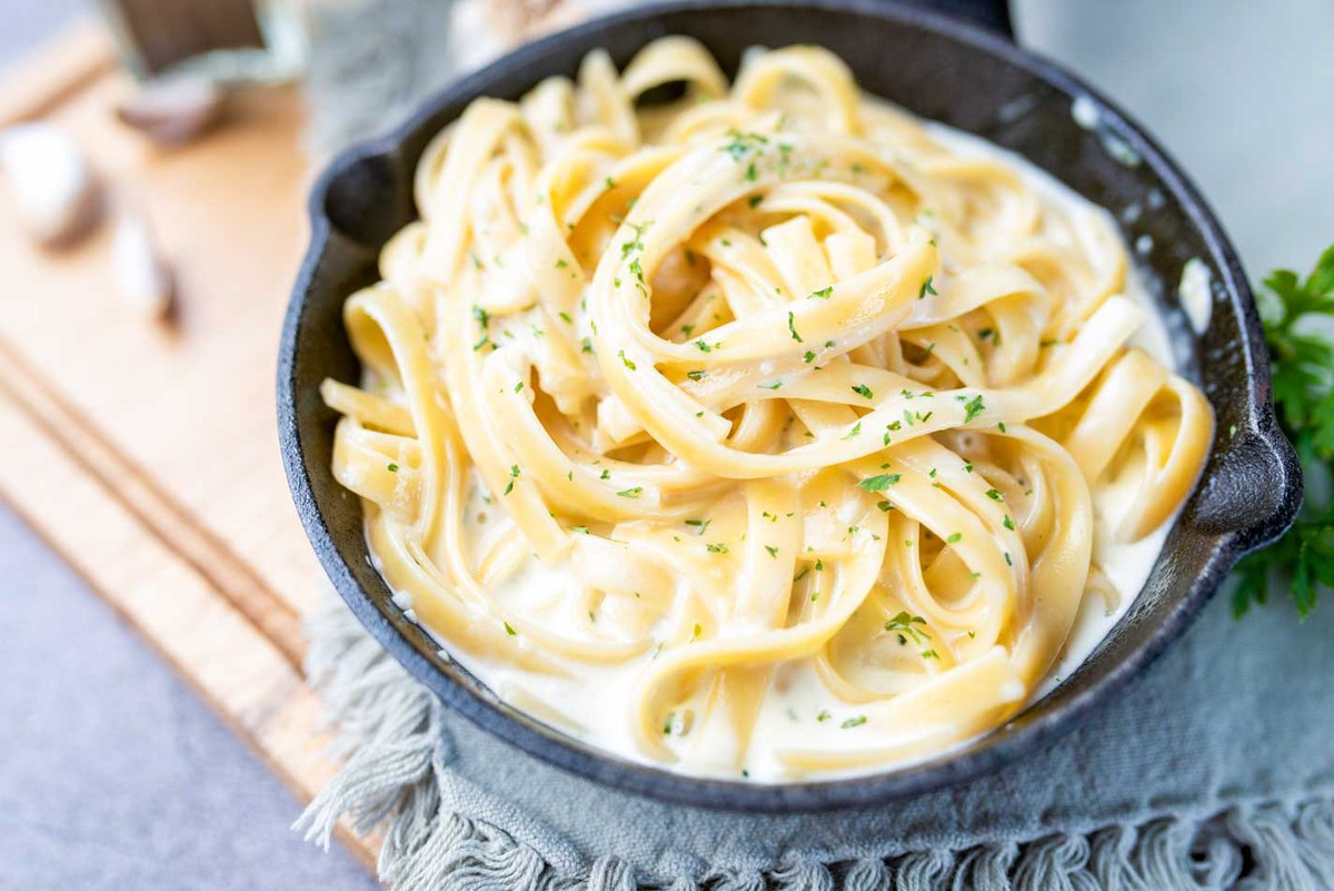 Esse macarrão ao molho branco é super simples de fazer e super sofisticado ao mesmo tempo. Uma receita simples, com poucos ingredientes e um sabor sem igual. 