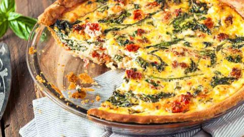 Prática e deliciosa, essa quiche de alho-poró e tomate é simplesmente maravilhosa e vai mudar o seu conceito sobre fazer quiches.