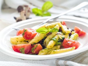 Salada de macarrão com legumes