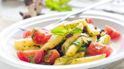 A salada de macarrão com legumes é um ótimo acompanhamento para as suas refeições, ou até mesmo, uma ótima refeição sem nada de acompanhamentos, afinal, ela é super completa e não precisa de mais nada. Se você gosta de macarrão e legumes, está aqui uma receita maravilhosa para você preparar, e o melhor de tudo  é que ela é super prática e fácil de fazer. Macarrão é algo simples, de cozimento fácil, e os legumes, idem. Então, com essa receita você une toda essa praticidade e faz uma refeição maravilhosa para você e sua família. O molho vem dar um toque especial para essa grande delícia da cozinha.