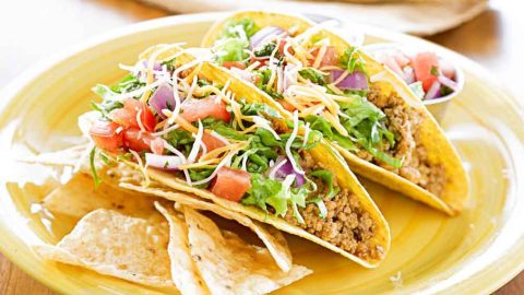 Quem é que não gosta de uma comida mexicana, e ainda por cima feita em pouquinho tempo? Tacos são deliciosos e este aqui de carne moída feito com rapi 10 é mega prático. O taco é originário do México e por lá, a maior parte dos restaurantes oferecem recheios tradicionais como linguiça, churrasco, frango, carne assada, feijão com queijo ou cogumelos. Eles são bem temperados com bastante limão, cebola, molhos picantes e coentro. A massa da tortilha geralmente é a base de milho, mas aqui, com a correria da vida, precisamos mesmo de praticidade, e o Rap 10 salva nossos dias e nos permite fazer esse taco delicioso. Com o recheio de carne moída bem temperada, é só aquecer o rap 10 de ambos os lados e então se saborear.