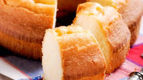 Uma receita super fácil e prática para deixar o seu dia mais saboroso, seja no café da manhã, ou mesmo ao longo do dia, esse bolo de pão de queijo é uma ótima opção.