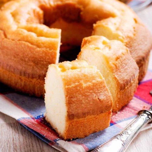 Uma receita super fácil e prática para deixar o seu dia mais saboroso, seja no café da manhã, ou mesmo ao longo do dia, esse bolo de pão de queijo é uma ótima opção.