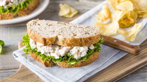 Esse sanduíche natural de frango fácil e super prático para levar para um lanche no trabalho ou para aquele dia que você quer trocar o jantar por algo mais leve.