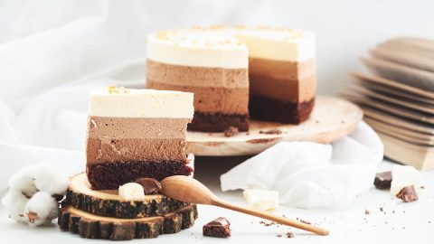 Torta 3 mousses de chocolate é daquelas combinações perfeitas, pois o crocante da massa da torta com a leveza das mousses deixa essa sobremesa simplesmente incrível. Eu amo torta, e essa em especial, com três tipos de mousse é maravilhosa, ainda mais com essa massa de biscoito e manteiga ela fica ainda melhor, pois a junção de ambos traz um sabor incrível, além de uma praticidade e rapidez que vão te encantar. Aquela história de fazer massa de torta com farinha, ovos etc. ficou lá para trás, pois essa massa faz a gente rever nossos conceitos sobre torta. Além disso, essas mousses são super simples, o difícil mesmo é esperar para comer, porém, eu garanto que vale a pena essa pequena espera. Faça e delicie-se!