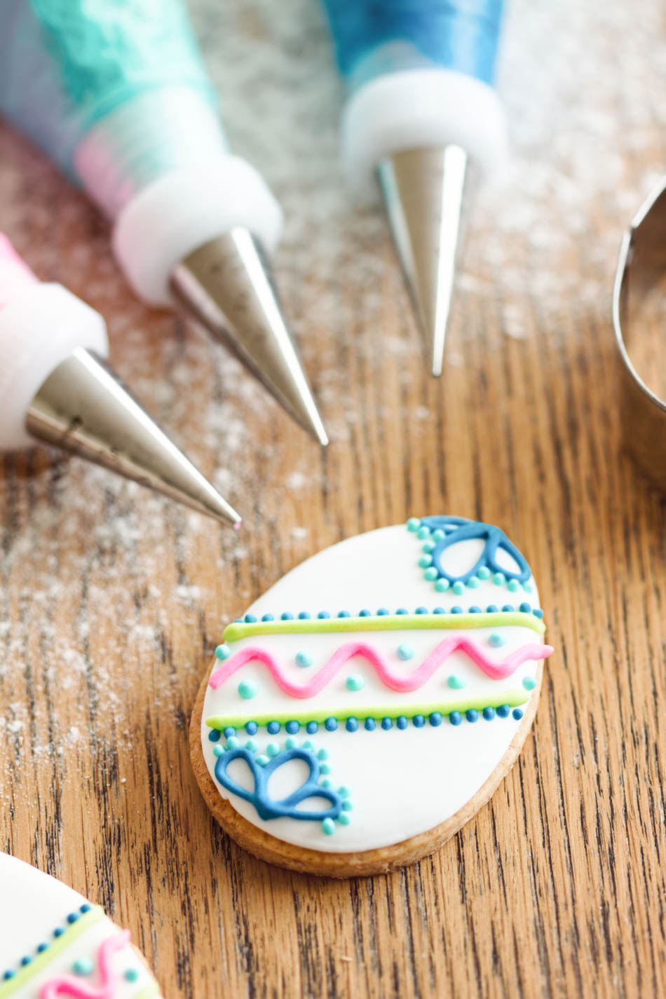 Aprenda como fazer biscoitos decorados de Páscoa em casa com essa receita simples e divertida. Encante seus amigos e familiares com esses doces deliciosos e coloridos.